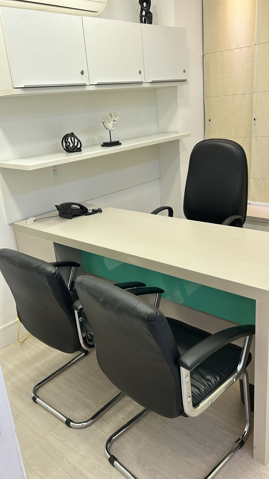 Consultório 1 — mesa e cadeiras de couro