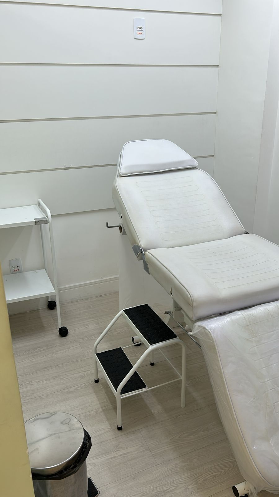 Consultório 1 — maca clínica branca